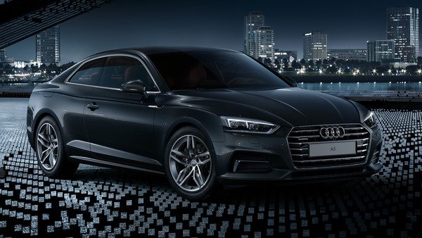 David and Victoria Beckham presented Audis to their mothers David and Victoria Beckham presented Audis to their mothers