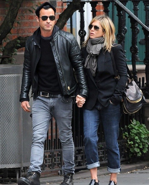 Jennifer Aniston gave a present to Justin Theroux Jennifer Aniston gave a present to Justin Theroux