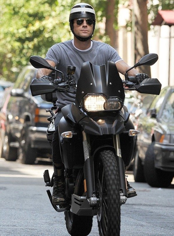 Justin Theroux motorcycle - a gift from Aniston Justin Theroux motorcycle - a gift from Aniston