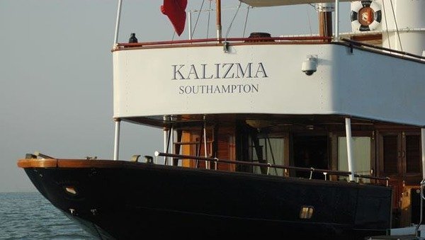 Brad Pitt presented a yacht to Aniston Brad Pitt presented a yacht to Aniston