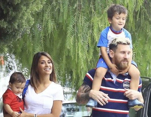 Lionel Messi with his wife and kids