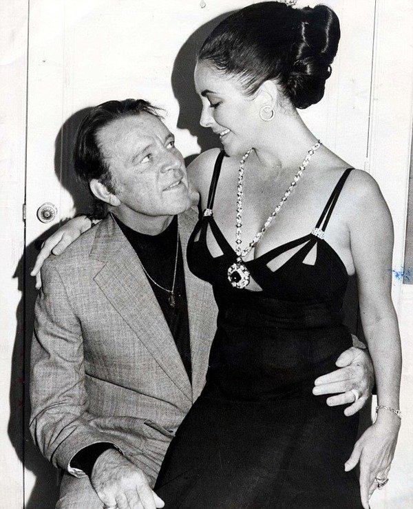 Richard Burton gave Elizabeth Taylor lots of presents Richard Burton gave Elizabeth Taylor lots of presents