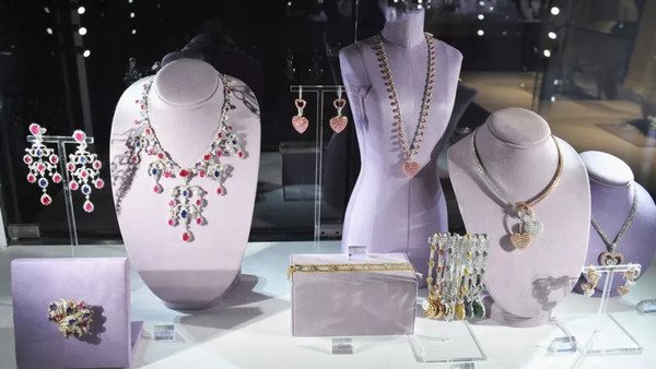 Elizabeth Taylor unbelievably expensive jewelry