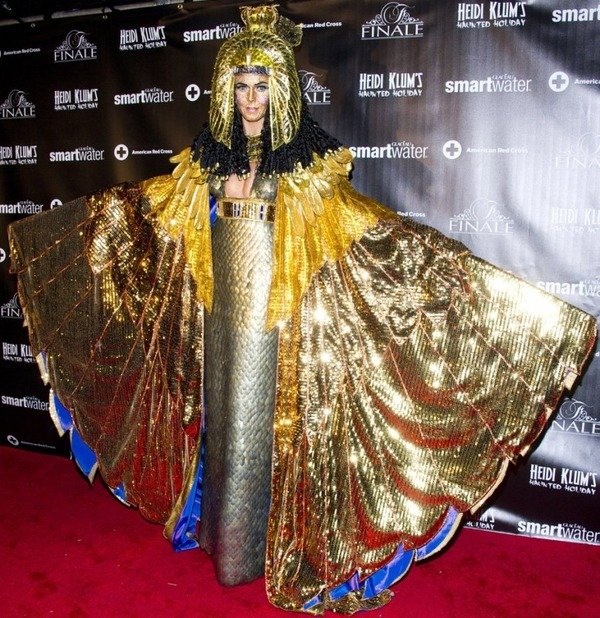 Top 12 Celebs Halloween Costumes - Heidi Klum 