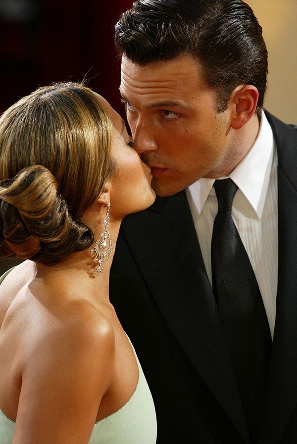 Jennifer Lopez and Ben Affleck kiss