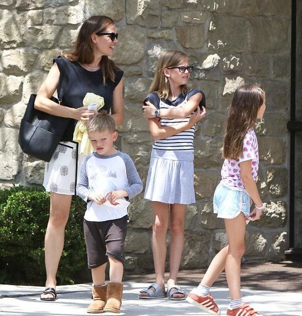 Jennifer Garner with her kids Violet, Seraphina and Samuel Affleck