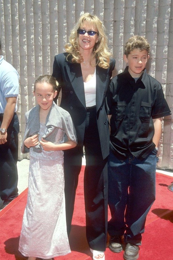Small Alexander Bauer with his mother Melanie Griffith and his sister Dakota