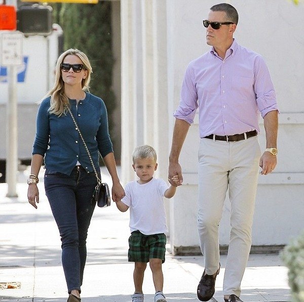 Tennessee Toth with his parents Reese Witherspoon and Jim Roth