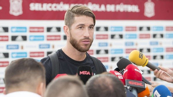 Gerard Piqué explains journalists his position as for Catalonia 