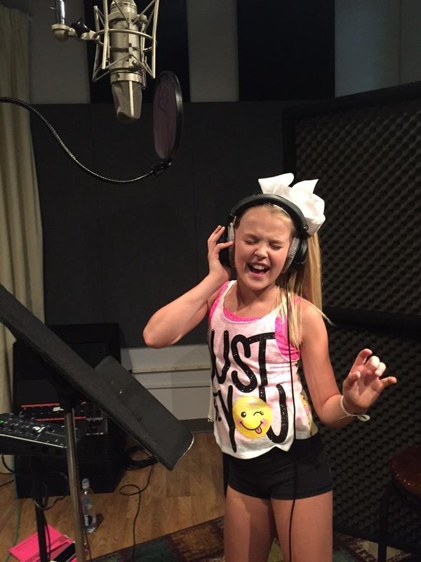 JoJo Siwa singing  JoJo Siwa singing